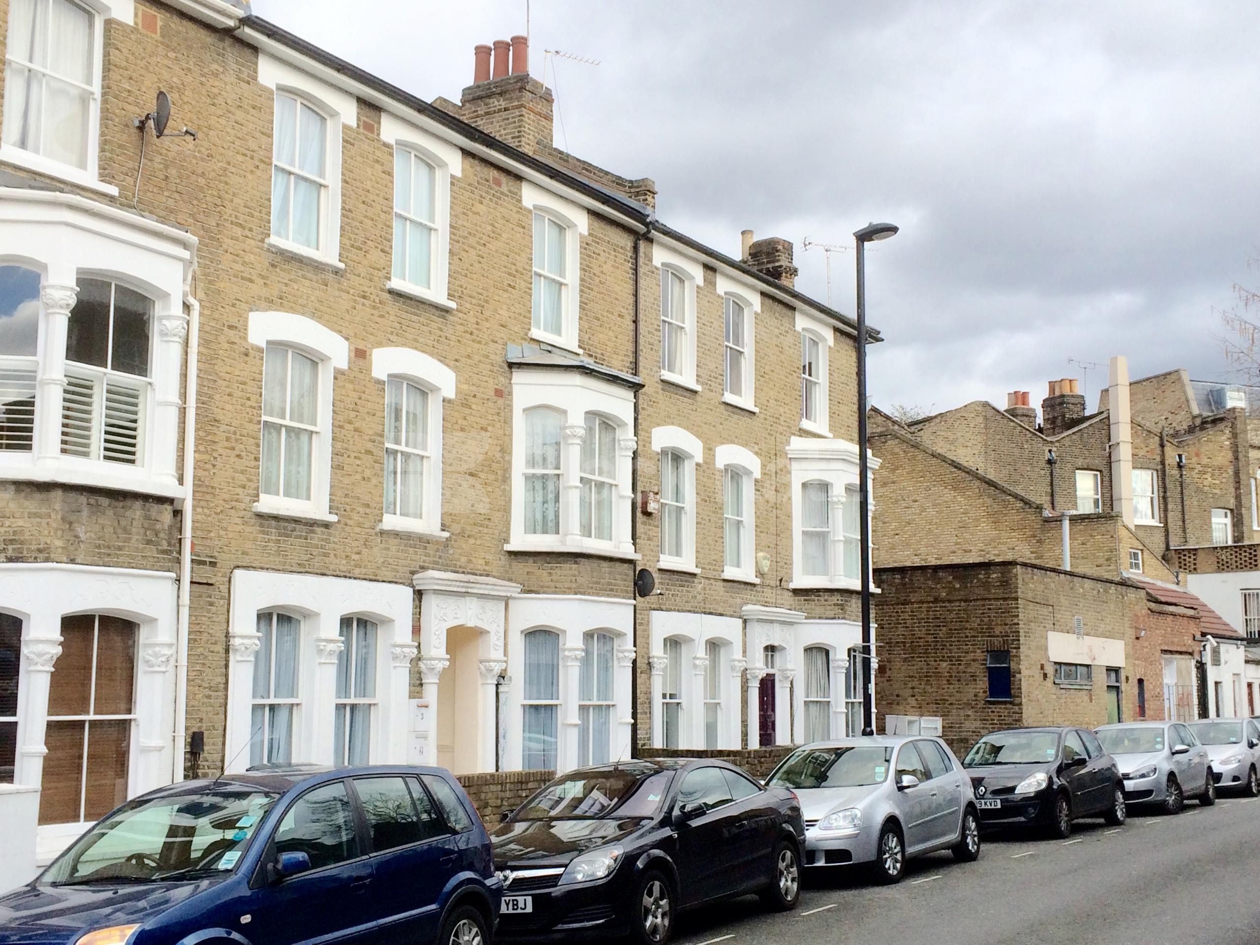 			UNDER OFFER , 3 Bedroom, 1 bath, 1 reception Apartment			 Stockwell Green, Stockwell/Brixton/Clapham borders  SW9